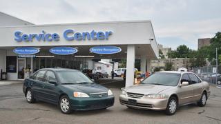 Un Honda Civic del 2002 (i) y un Honda Accord del 2001 (d), dos de los modelos llamados a revisión por riesgos con los infladores de las bolsas de aire. / Foto por: Honda News