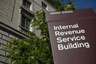 UN LETRERO indica la sede del Servicio de Rentas Internas (IRS) en Washington. / Foto por: Andrew Harrer / Bloomberg