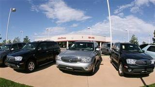 En esta fotografía de archivo del 27 de agosto de 2006 aparece un trío de camionetas todo terreno Buick Rainier modelo 2006 no vendidas, frente a una distribuidora Buick en Lone Tree, Colorado. / Foto por: David Zalubowski,archivo / Foto AP