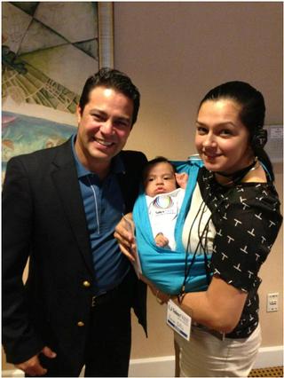 Sam Rodrigues con Angelis Marie Rios una de las lideres de Telexfree en Puerto Rico con su bebe. / Foto por: Facebook.com (Angelis Marie Rios)