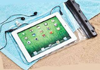 La bolsa DryCase para tabletas, $38, puede cerrarse al vacío y tiene un conector a prueba de agua para audífonos.