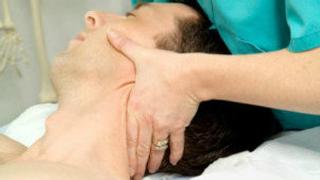 La manipulación vertebral puede tener consecuencias graves como daños en arterias que abastecen al cerebro.
