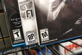 Los empaques de los videojuegos incluyen clasificaciones que orientan sobre el tipo de contenido, así como las edades recomendadas de los usuarios. / Foto por: jose.madera@gfrmedia.com