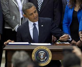 EL PRESIDENTE Barack Obama firma este jueves la ley que beneficia la creación de nuevas empresas y empleos. / Foto por: Carolyn Kaster / AP