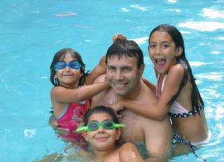 La CPSC reporta que todos los años aproximadamente 300 niños menores de cinco años se ahogan en piscinas o spas y que otros 5,100 niños menores de 15 años llegan a las salas de emergencia de los hospitales debido a lesiones de casi ahogamiento. / Foto por: Facilisimo.com