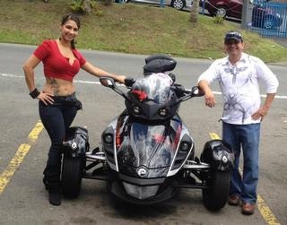 Julio “Minimi” Rivera junto a su esposa y compinche Maritza Tellado en lujoso triciclo mientras muchas de sus víctimas lo que tienen es un carro viejo.