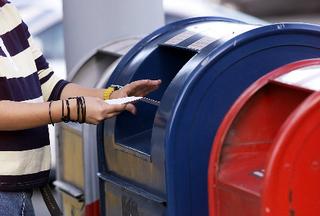 Además del aumento de un centavo en las estampillas, enviar una carta a destinos internacionales costará $1.10, entre cinco y 25 centavos más que lo actual. / Foto por: Primera Hora