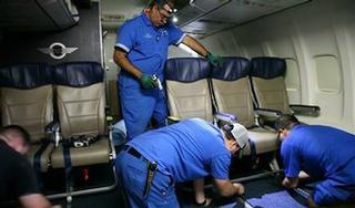 En esta foto del 23 de septiembre del 2013, técnicos de Southwest Airlines instalan nuevos asientos más estrechos en Dallas. / Foto por: John Mone / AP Foto