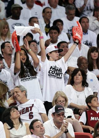 FANATICOS DEL Heat apoyan el juego del equipo en una de sus presentaciones. / Foto por: Al Diaz / The Miami Herald